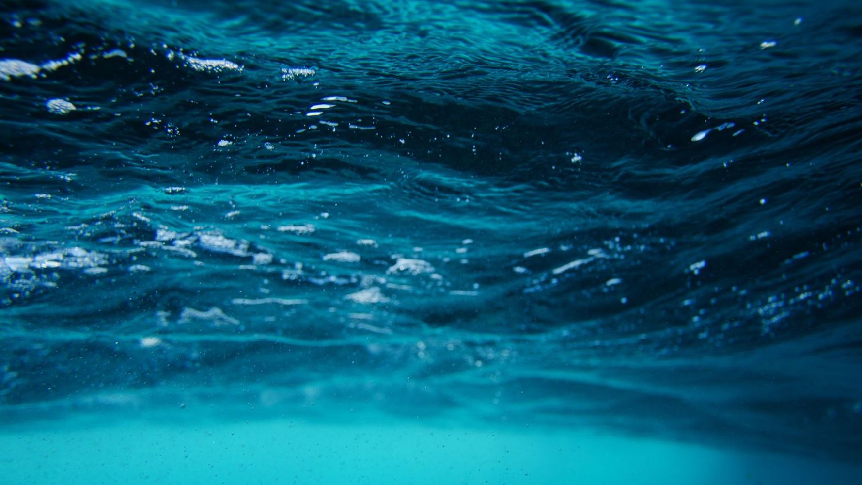 Deep Clear Blue Ocean Water Bubbling & Splashing